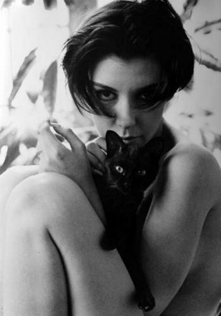 fashion model peggy-moffitt-and-a-black-cat-