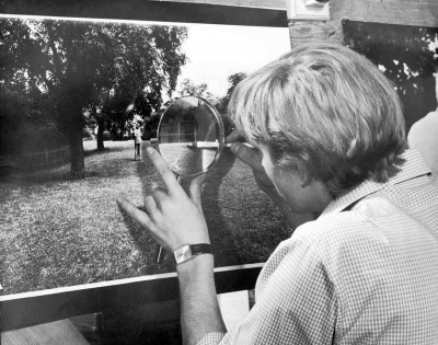 33BLOWUP_actor david hemmings inspecting a photo print with a magnifing glass