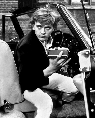 blowUp0 david hemmings steping out of his rolls royce camera in hand