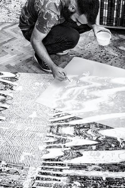 fotografia de juan barte al artista alejandro bombin en su estudio